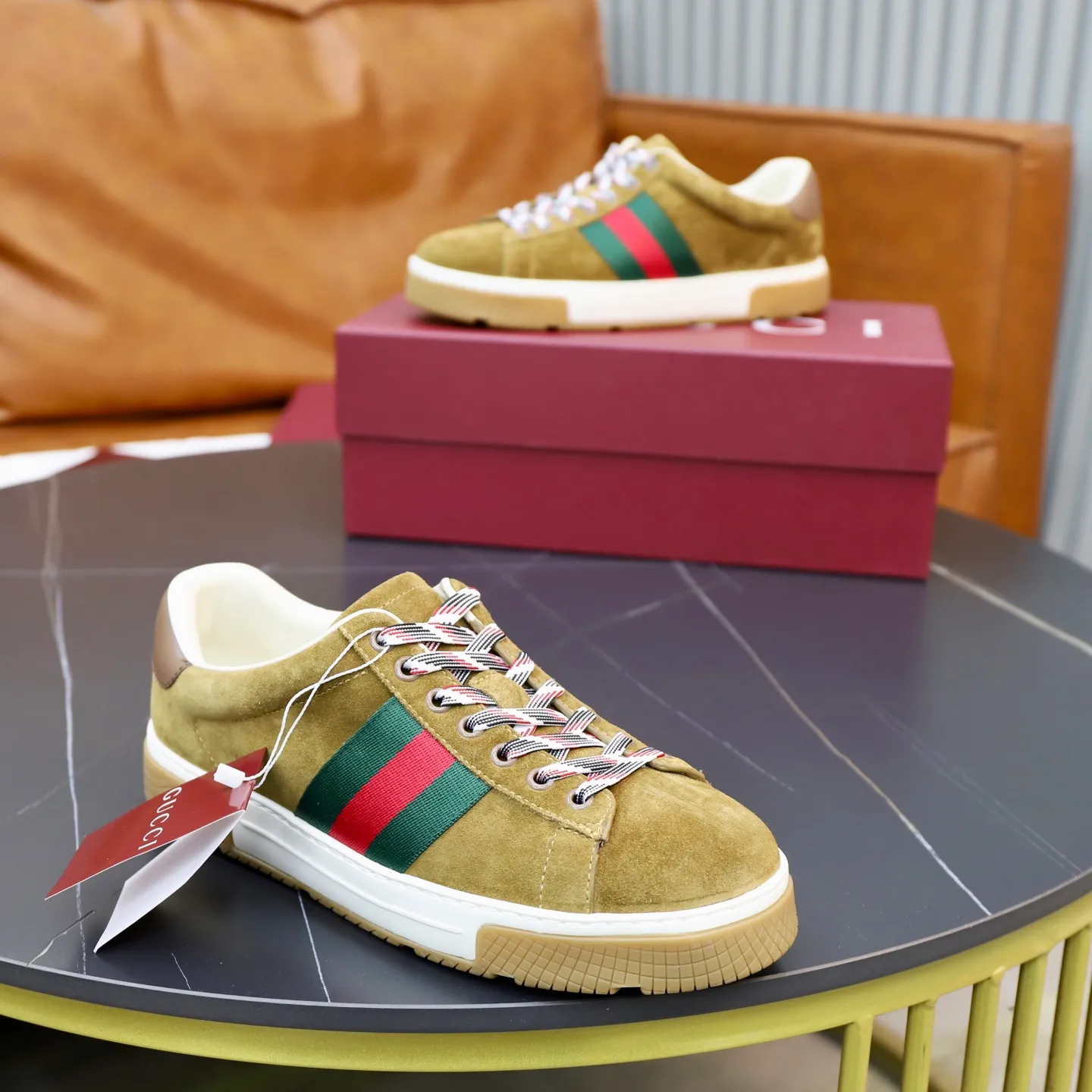 Ex-factory price: 600💰🙅‍♂️🙅‍♂️🙅‍♂️ Brand: Gucci GUCCi Standard code: Men's size 38/44 (45, 46 can be customized) Grade: Same as the official website Material: Original cowhide surface Comfortable hybrid thickened sheepskin lining Original wear-resistant soft outsole Style category: Casual sports version White shoes Dad shoes Young fashion European and American trends British style Color: actual picture color